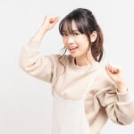 汚部屋を片付けようとやる気を出している女性のイメージ