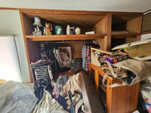 関市・玄関先まで物があふれた状態のお住まいでの遺品整理作業の様子