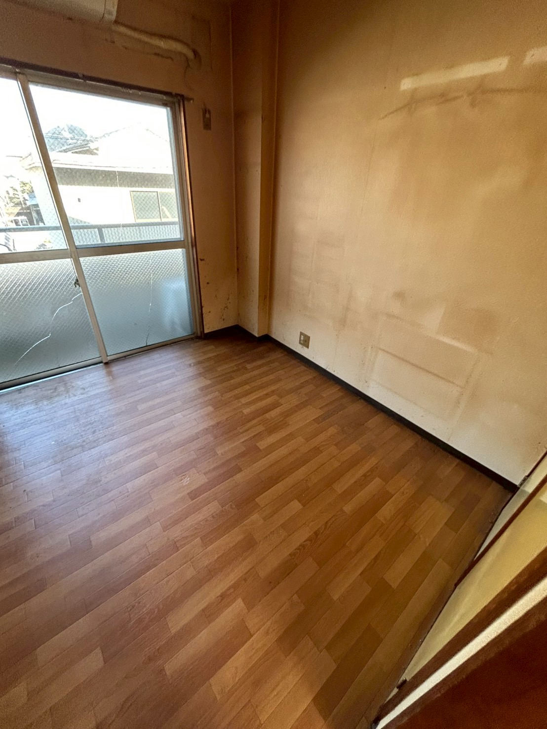 岐阜市長良 退去片付け後の玄関・キッチン周り（簡易清掃後）