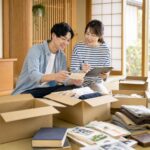 30代の身辺整理・終活 岐阜の部屋で不要品を仕分けする様子