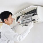 岐阜のエアコンクリーニングをするプロのスタッフ