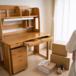 勉強机の処分方法を考える様子