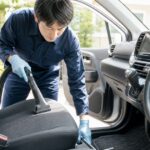 車内掃除でアレルギー対策をするスタッフの様子