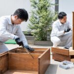 岐阜の不用品回収スタッフが家具を分解・解体している作業シーン