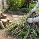 庭木の剪定・伐採後に枝をまとめる作業の様子