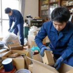ゴミ屋敷の原因と片付け方法 - アイワクリーンのスタッフが不用品を整理している様子