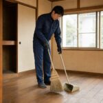ほうきとちりとりを使って空き家整理の現場清掃を行うアイワクリーンスタッフ