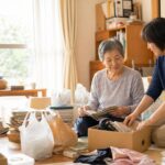 認知症の高齢者と家族が一緒にゴミ屋敷の片付けを進めるイメージ