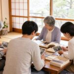 生前整理 岐阜 家族で書類やアルバムを整理する穏やかなシーン
