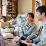 ゴミ屋敷清掃の専門スタッフが高齢者に寄り添いコミュニケーションを取る様子