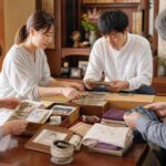 遺品供養 家族が思い出の品を整理している様子 岐阜