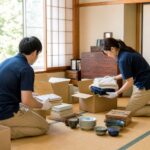 遺品整理の現場でスタッフが丁寧に遺品を仕分けしている様子｜岐阜アイワクリーン