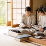 遺品整理で家族が和室で遺品を丁寧に仕分けしている場面