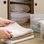 遺品整理で故人の衣類を丁寧に整理するシーン（岐阜・アイワクリーン）