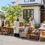 不用品をガレージセールで売る岐阜の住宅街のシーン