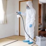 事故現場で防護服姿のプロスタッフが消臭作業を行っているシーン