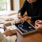 形見分けのアクセサリーを丁寧に整理するシーン