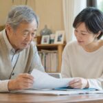 高齢者の財産管理・信託契約を家族で確認しているイメージ