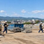 岐阜の建設現場で廃材を分別・搬出する作業員の様子