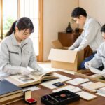 遺品整理・空き家片付けで貴重品を仕分けするスタッフ｜アイワクリーン