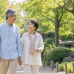 高齢者が公園を元気に散歩している様子