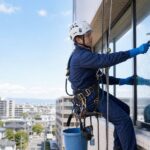 高所窓ガラス清掃 プロ作業員 安全ハーネス 建物外壁