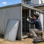 物置解体 DIY 岐阜 作業員が金属製物置を解体している様子