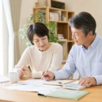 老後の破産を防ぐ資金計画・40代60代の夫婦が話し合うイメージ
