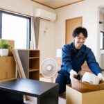 岐阜の不用品回収スタッフが部屋の片付けをしている様子