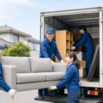 坂祝町 不用品回収バイト スタッフがトラックに家具を積み込む様子
