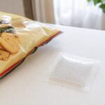 シリカゲルの乾燥剤とお菓子の袋 ゴミ分別と再利用のイメージ