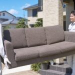 岐阜の不用品回収スタッフがソファーを運び出す様子