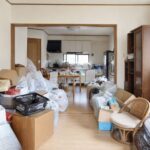 大量のゴミが積み上がった部屋のイメージ（岐阜・不用品回収）