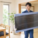 岐阜県のスタッフが大型テレビを丁寧に搬出している様子