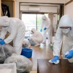 岐阜の特殊清掃作業の様子。防護服を着たスタッフが室内を除菌・清掃している。