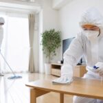 特殊清掃業者の選び方と相場情報 - プロの清掃スタッフによる作業イメージ