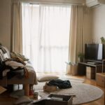 うつ病が原因で散らかった部屋に差し込む柔らかな光のイメージ
