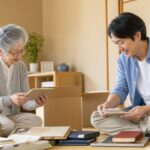 高齢の親と子どもが一緒に実家の片付けをしている様子