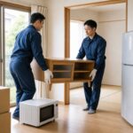岐阜の不用品回収業者スタッフが住宅内で家具・家電を丁寧に運び出している様子