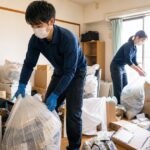ゴミ屋敷の片付けを退去日までに進めるスタッフの作業シーン