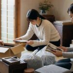 一周忌前の遺品整理で家族が丁寧に片付けをしている様子