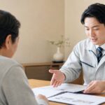 遺品整理の見積もりで注意すべきポイントを相談するスタッフのシーン