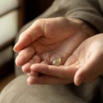 故人の形見を大切に手に持つ様子