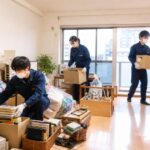 名古屋のゴミ屋敷片付け 作業員が室内を整理・搬出している様子