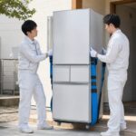 冷蔵庫を搬出する不用品回収スタッフ（岐阜・アイワクリーン）