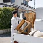 土岐市の不用品回収 スタッフが家具・家電をトラックに積み込む様子