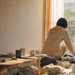 うつで掃除できない部屋に差し込む光と希望のイメージ