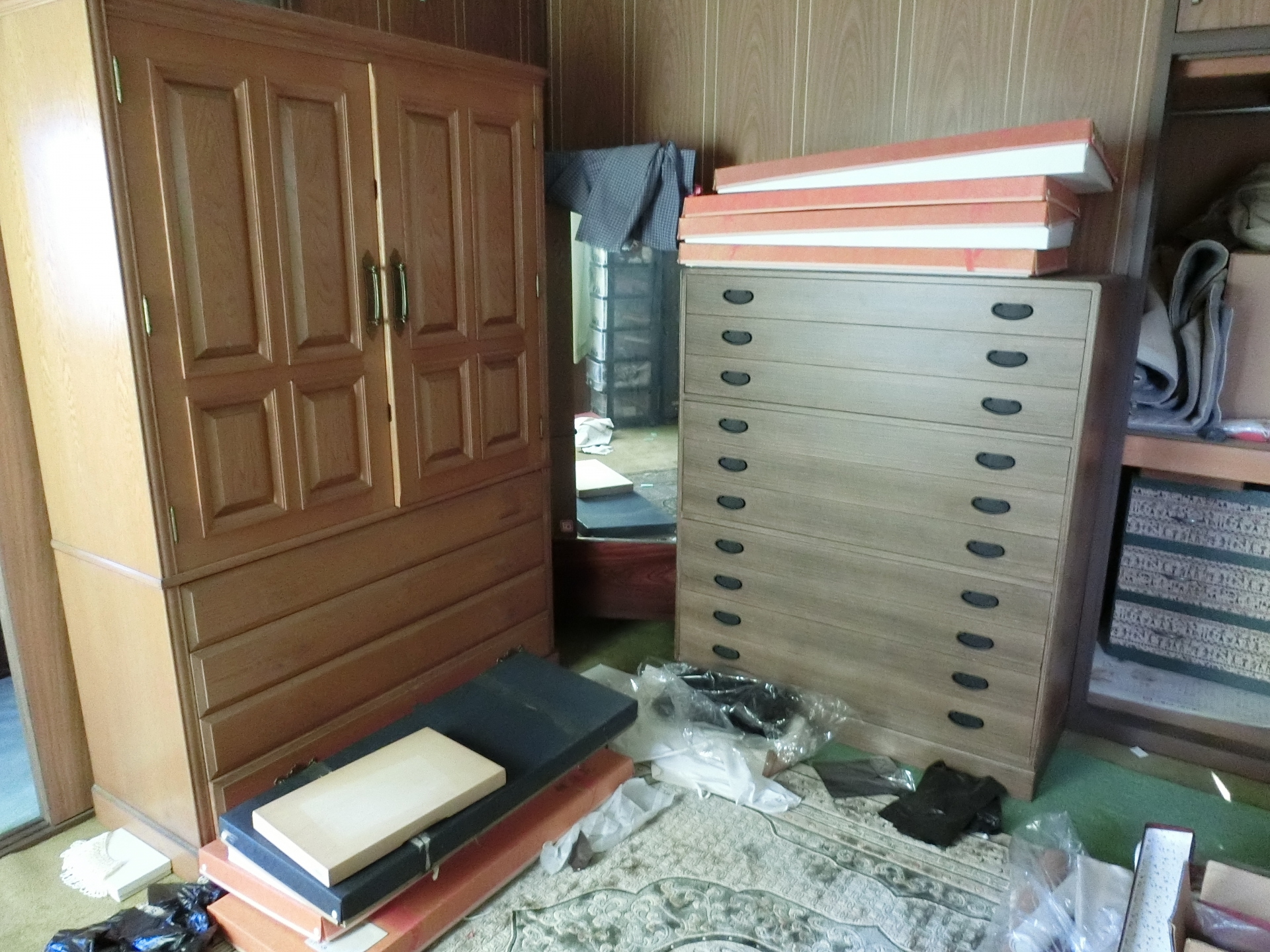実家片付け・遺品整理で整理する和室の収納家具写真