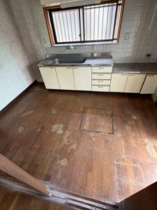 安城市野寺町 解体前残置物撤去後のキッチンまわり