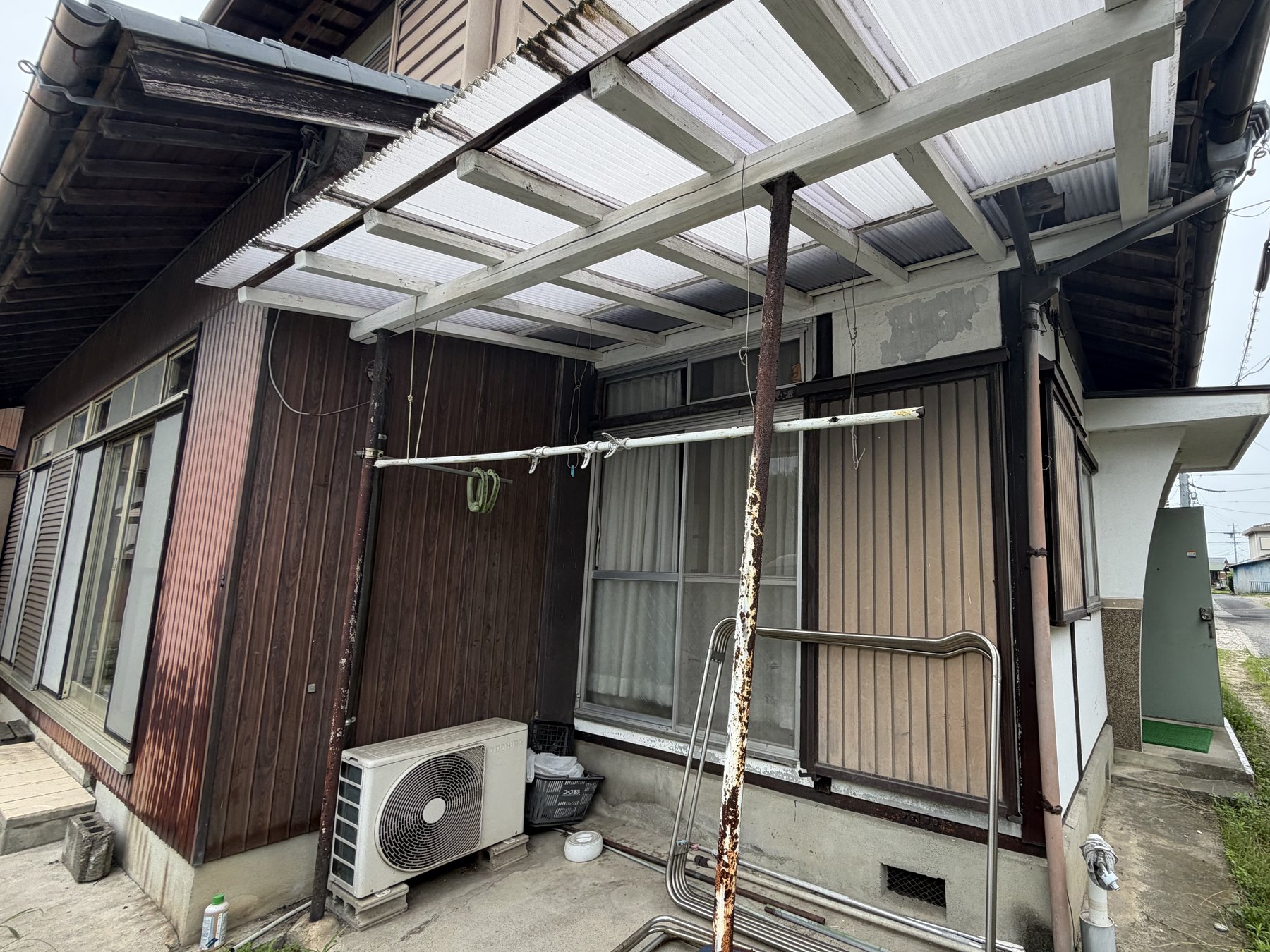 作業前:建物外側に設置されていたひさし
